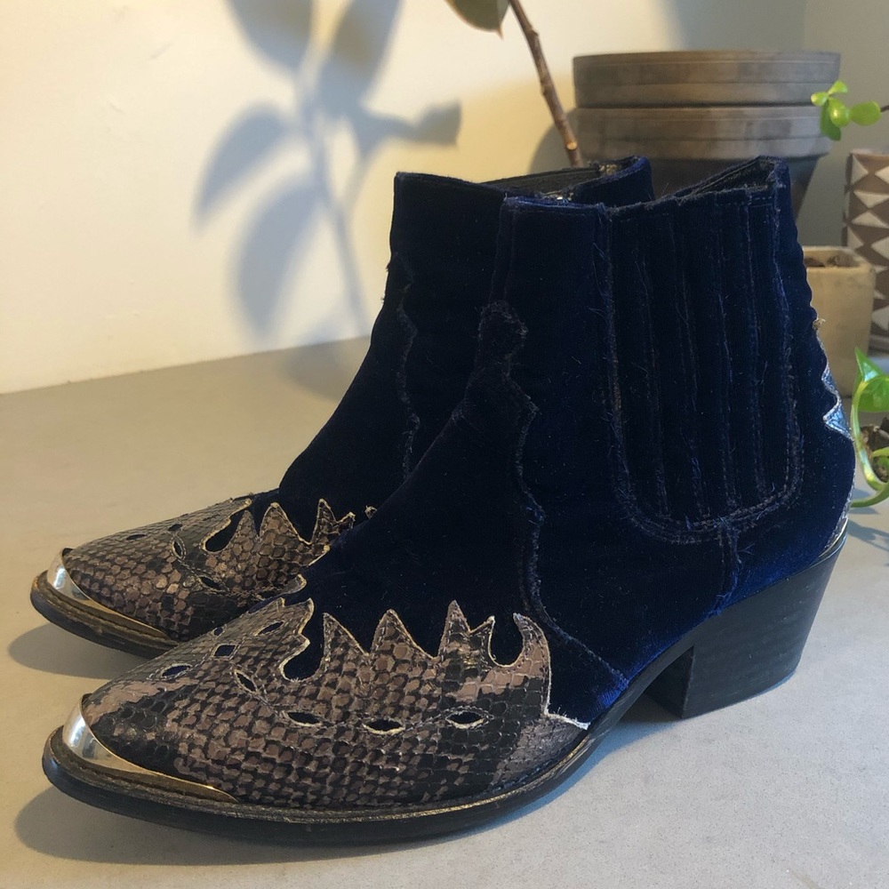 Rockstar! Blue velvet boots with snakeskin detail